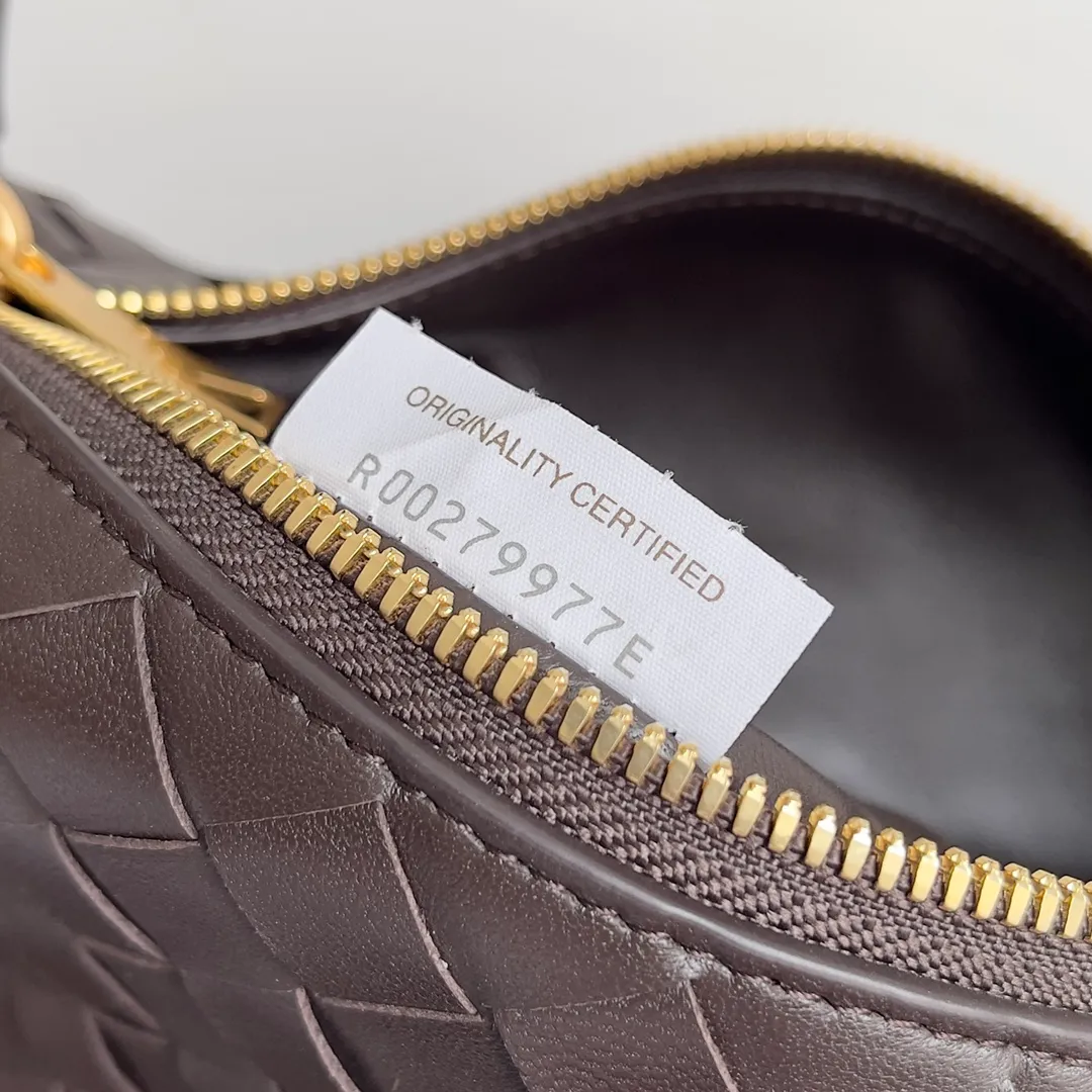 Batch 1360 It is predicted that BV Bottega’s lunch bag will be popular again this year. The entire bag is made of top nappa lambskin, which is very soft and lightweight. It also uses the intrecciato weaving process that the two founders spent several months developing from the beginning of the brand. It is completely hand-woven by Italian craftsmen. It perfectly reflects the craftsmanship of Bottega. The entire bag shape is also a very practical and popular lunch box bag type. The slightly curved arc of the bag mouth can also better fit our wrists. Style number: 754443 Size: 22*13*9